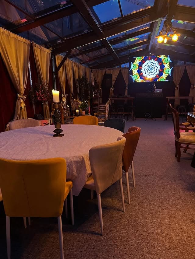 Ambient intim cu mese elegante și lumânări