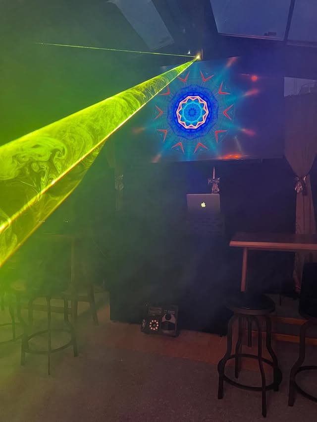 Efecte de lumini și laser în atmosferă de petrecere