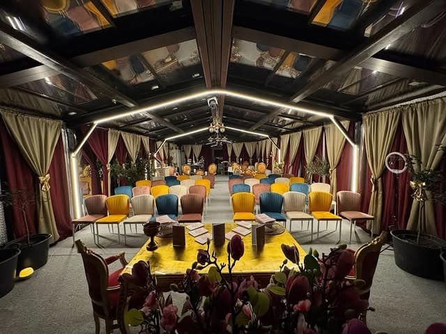 Sala configurată pentru conferințe și prezentări