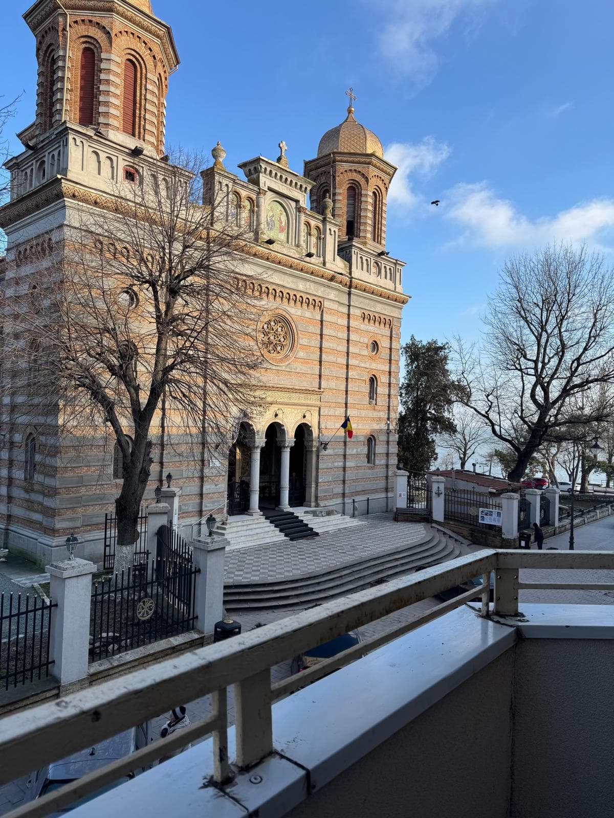Vedere de pe balconul Casa Goldring spre Catedrala Ortodoxă din Constanța