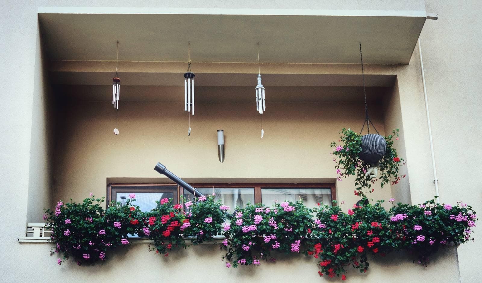 Balcon cu flori și decorațiuni