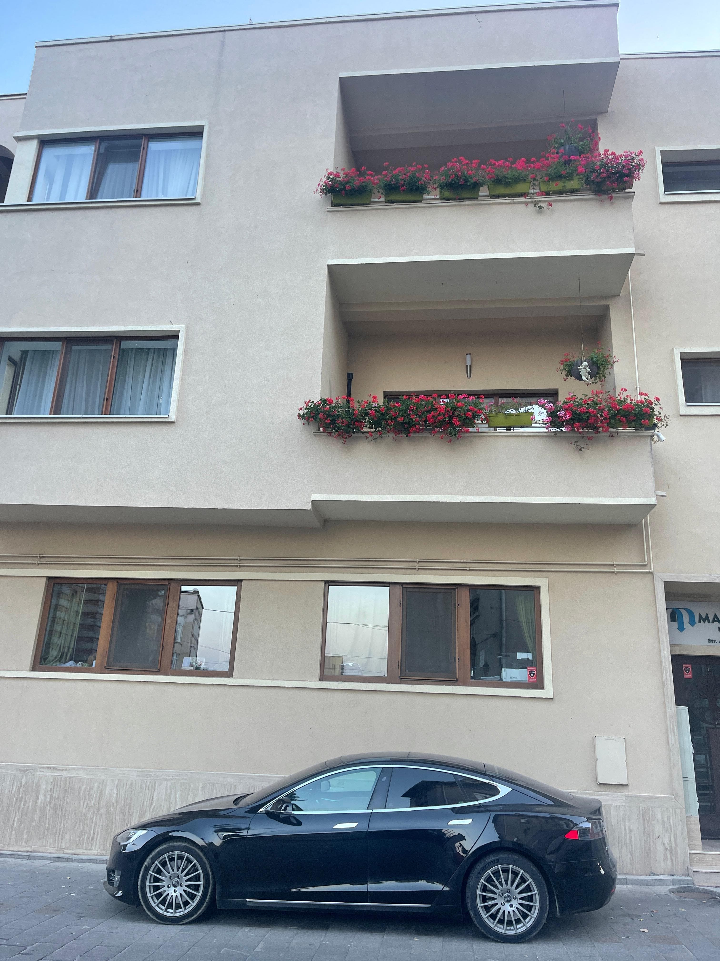 Fațada Casa Goldring cu balcoane înflorite